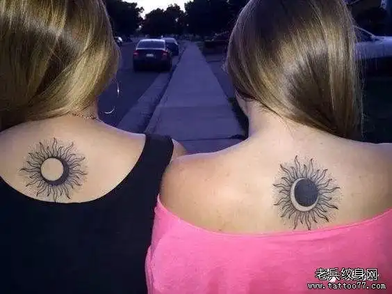 后背黑灰日月纹身图案