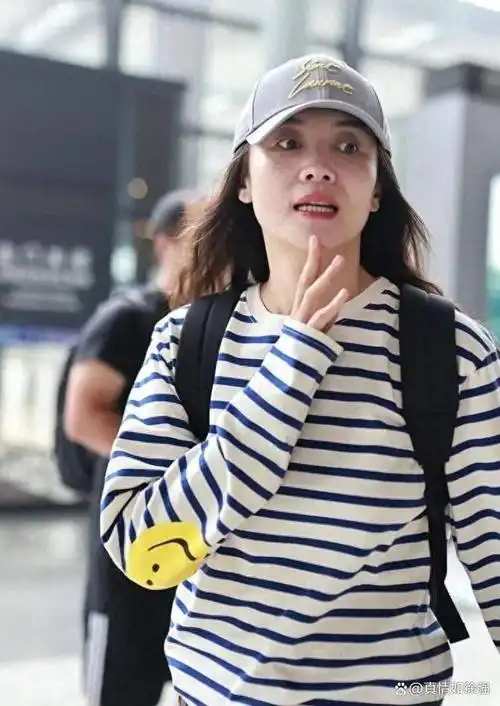 宋佳素颜走机场太自信,脸上皱纹雀斑都有,但真实清秀难掩高级感