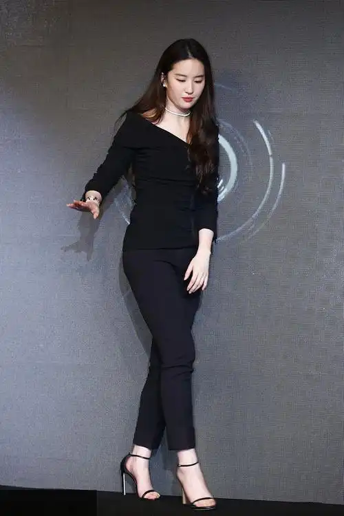 刘亦菲现实中很普通,素颜上了年纪还出油,不修图早就成了大妈!