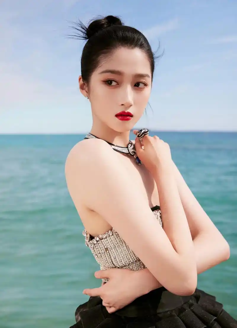 关晓彤戛纳黑色闪钻礼服##关晓彤戛纳东方明媚妆# 璀璨夜晚,焕发光彩