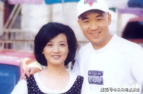 88年张国立老婆罗秀春,被他无情抛弃后,如今过得如何?