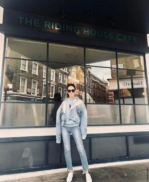 昆凌私服穿搭青春潮流,"营业照"却大胆性感,不愧是"天王嫂"|发型|综艺