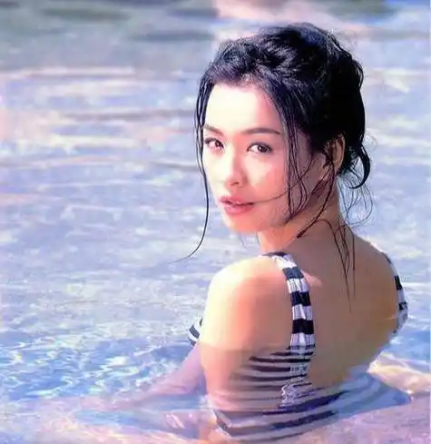 从酒窝女神到资产过亿的微商女王,51岁张庭穿吊带裙颜值高气场强