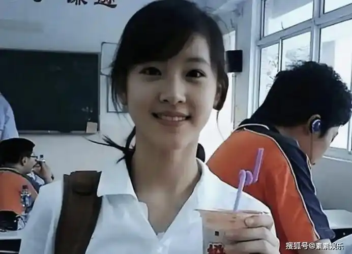 章泽天扎麻花辫看欧洲杯,戴棒球帽复刻"奶茶妹妹"形象