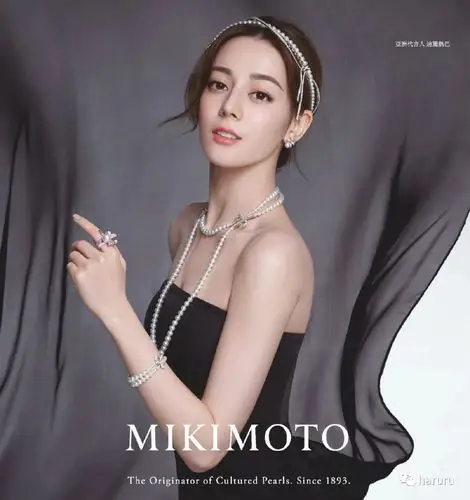 mikimoto亚洲品牌代言人迪丽热巴的宣传照也是长短款珍珠项链搭配.