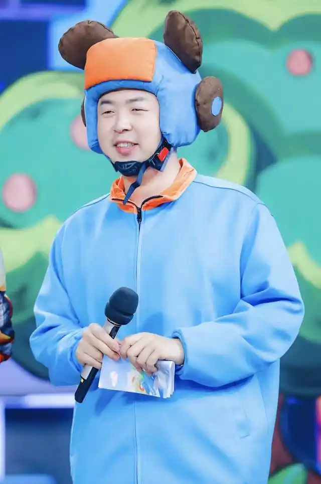 杜海涛儿童节晒童年照九宫格,从小胖到大,和现在长得一模一样!_照片