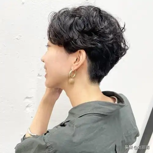 显年轻的齐耳波波头短发发型(满头烫层次短发波波头)(7)