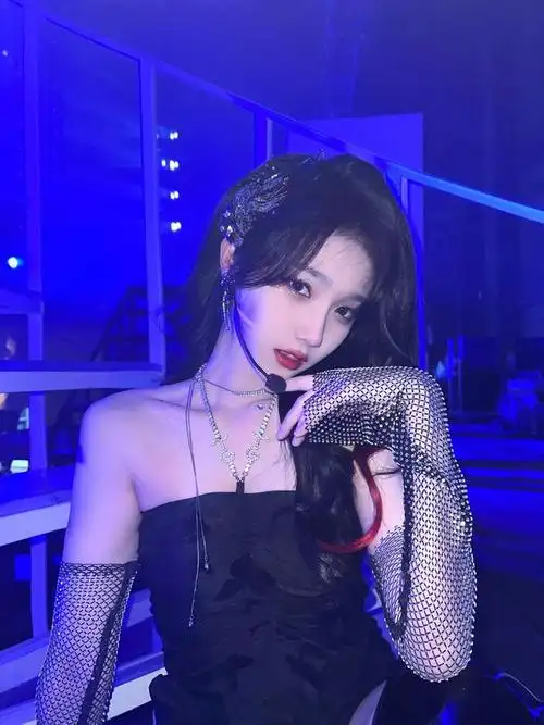 宋昕冉一袭黑色抹胸连衣裙轻松展现轻熟风