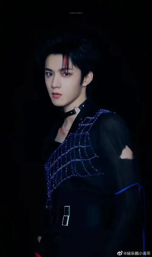 刘耀文锁骨战损妆