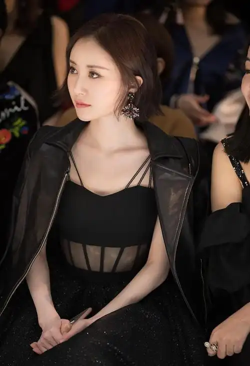 舒畅身材确实"有料",穿黑色镂空吊带连衣裙亮相,美出新高度