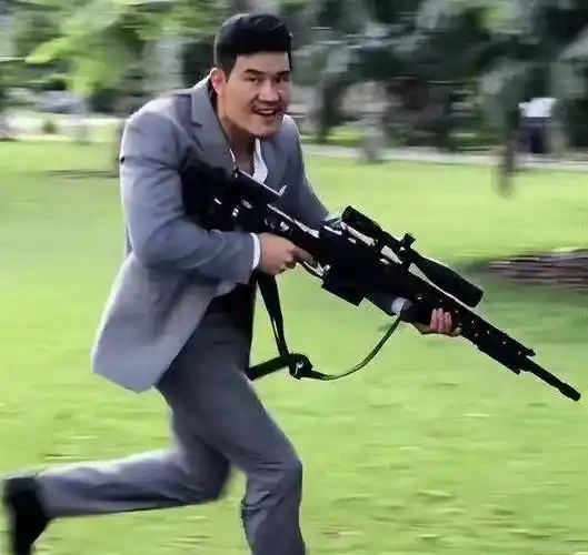 他拍的电影不温不火,却被网友恶搞成偷狗贼,现今大火了_谢孟伟_吴京