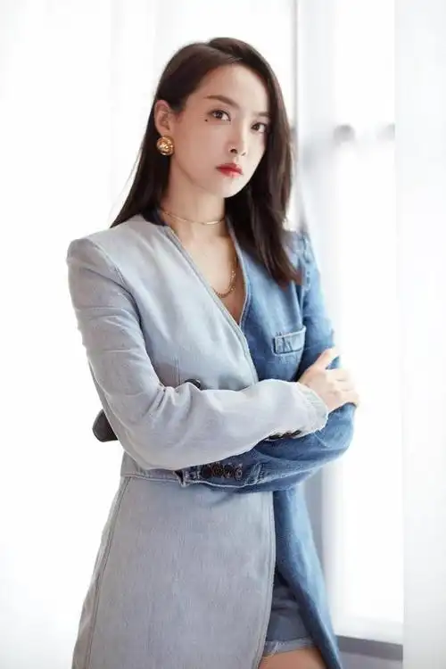 宋茜真是不一般!拼接牛仔风衣被撑得好满,曲线身材太抢风头