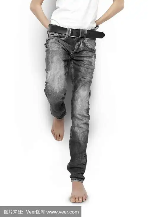 一个穿着黑色牛仔裤和白色t恤的少年赤脚孤立