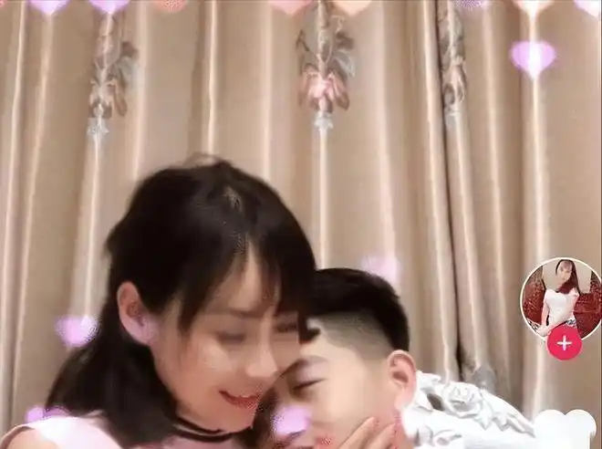 妈妈的朋友!回顾一男子爱上妈妈的40岁闺蜜,网友:阿姨真白