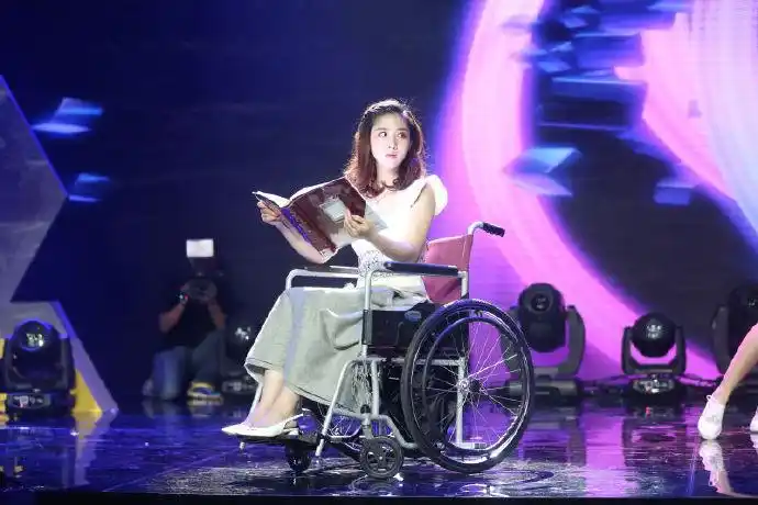 离开蜜蜂少女队后,赵婉婷据悉担当女一号的电影《异类》正在热拍!