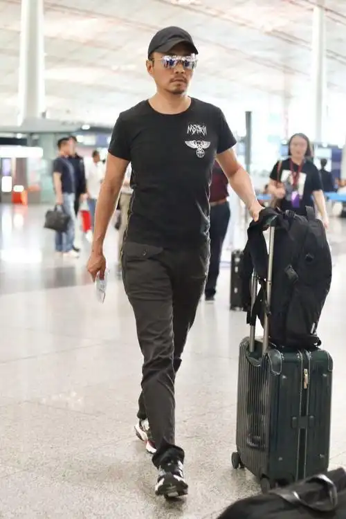 57岁张涵予状态真好,工装裤造型变身潮男,和西装风格反差很大