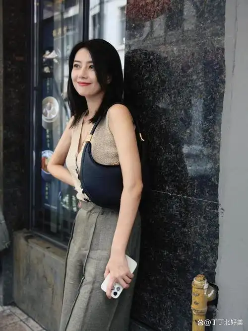 高圆圆把简约风穿火了!背心 高腰阔腿裤,高级时髦又洋气