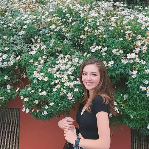 女大学生摘得澳门小姐桂冠 中葡混血被赞"美若天仙"