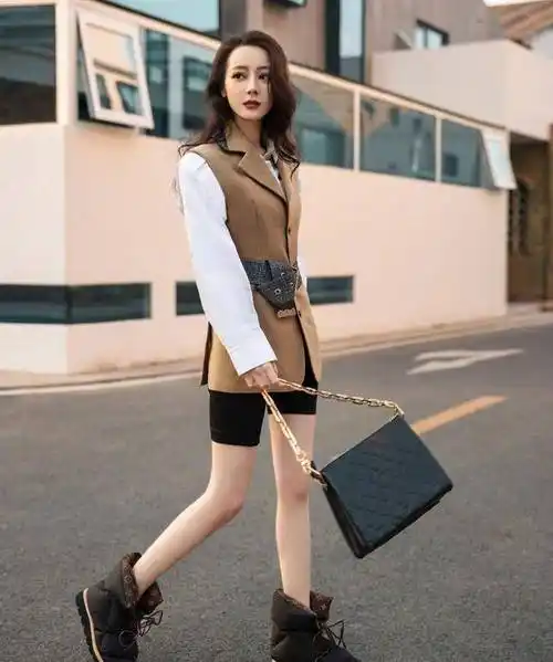 迪丽热巴的穿搭真的很养眼,私服也是时髦无比!