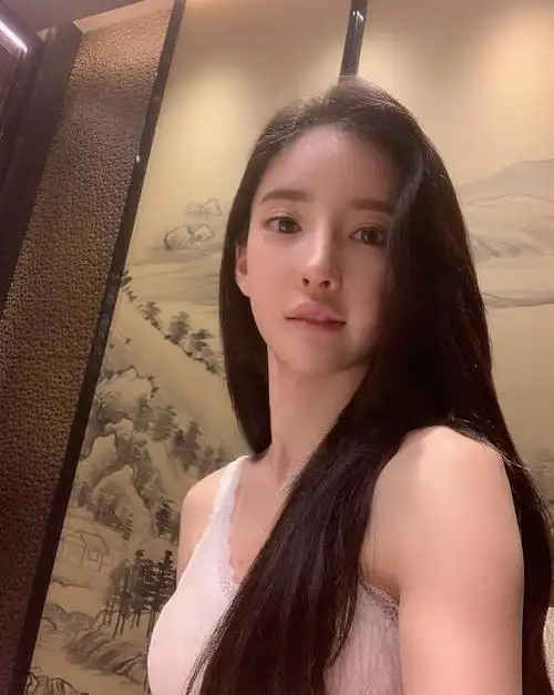 韩国模特潘南奎生活照花10亿整成baby美不美