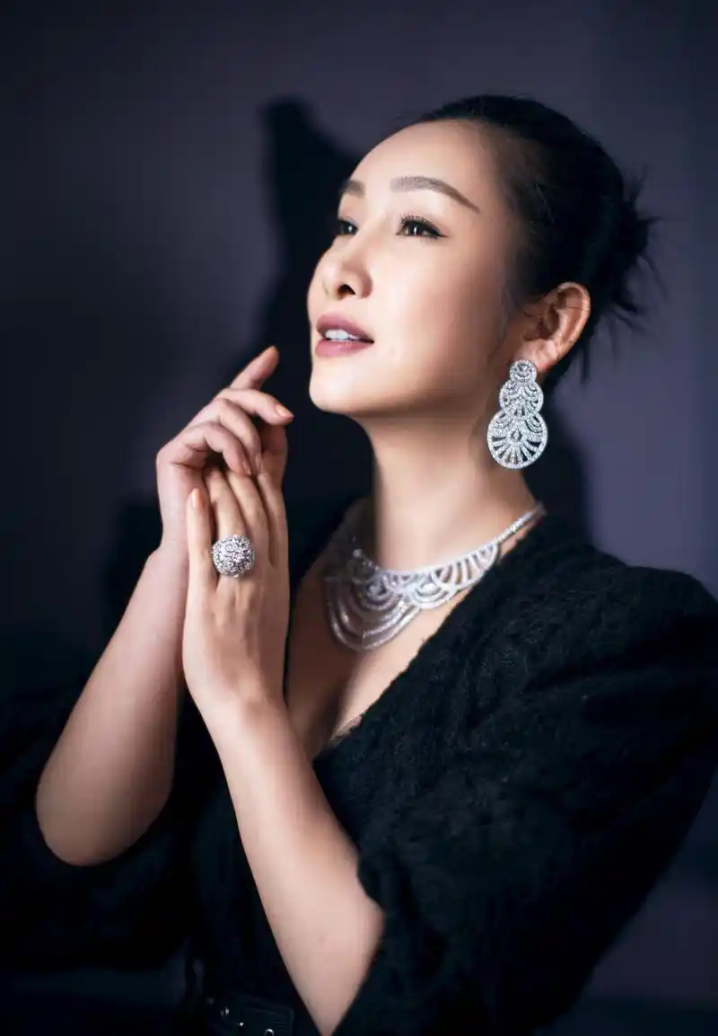 秦海璐真不像40多岁的穿衣服挑开叉和大领的真是成熟过头了