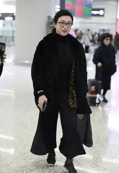 金星在机场又翻车,穿针织开衫配阔腿裤太显壮,不优雅反而更man_的设计