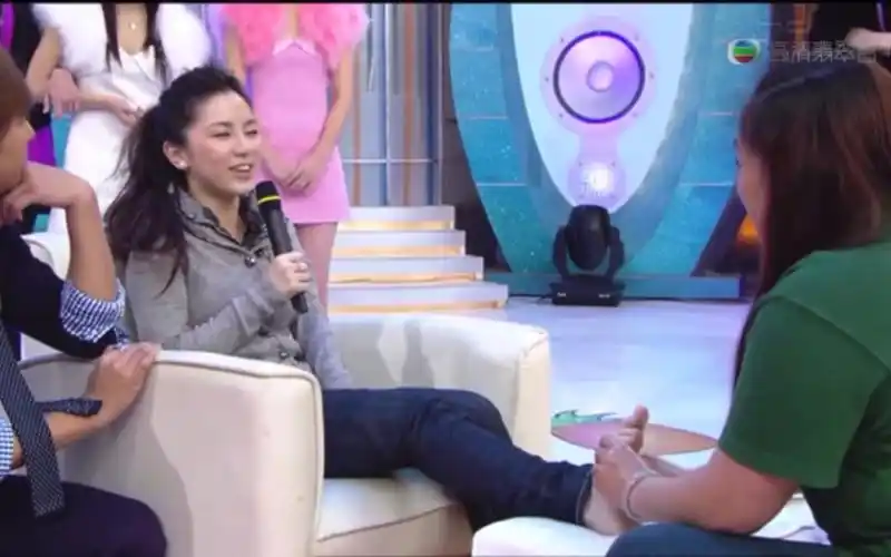 邓紫棋玩游戏,做着足底按摩去唱歌,没想到这么怕痒 歌都唱不下去了