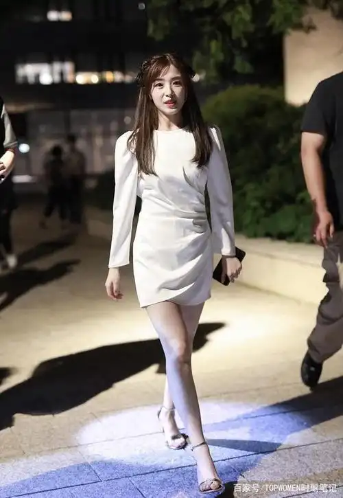 脚上搭配了一双高跟鞋子 ,露出修长白皙的双腿,镜头下的张含韵,整个人