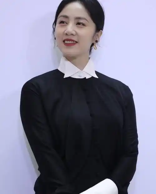 原创孙莉很少公开露面眼角虽有皱纹但浑身散发着古典优雅气质