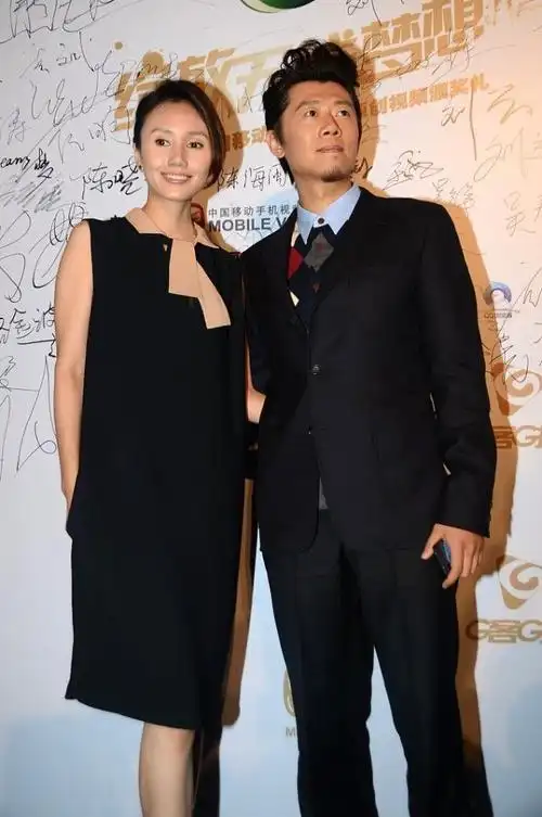 夏雨穿正装不打领带,妻子袁泉身穿无袖宽松裙,更是配合