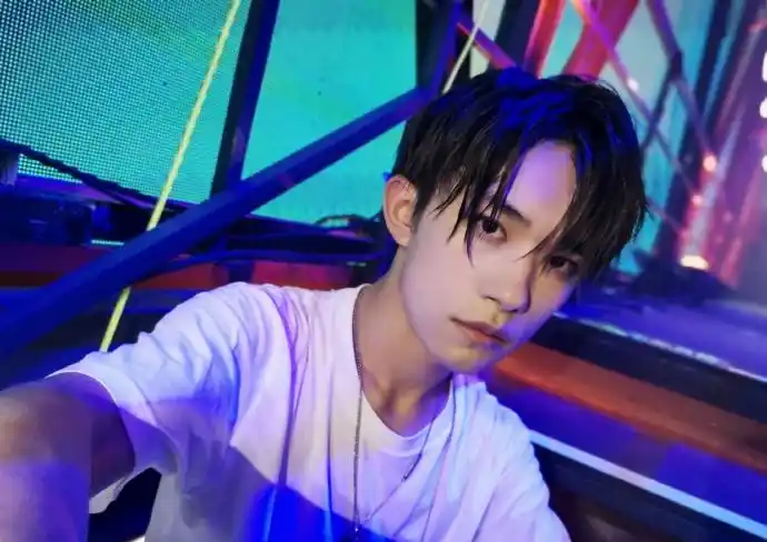 易烊千玺白t搭黑裤晒自拍背对舞台湿发遮眼光影感十足