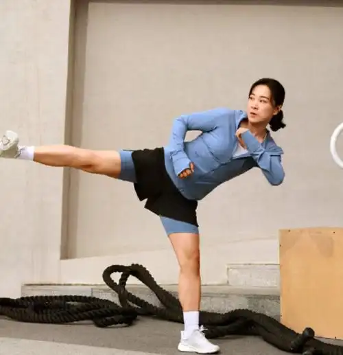 从这一次的全身照片更能清晰地看出,贾玲减重带来的身形变化.