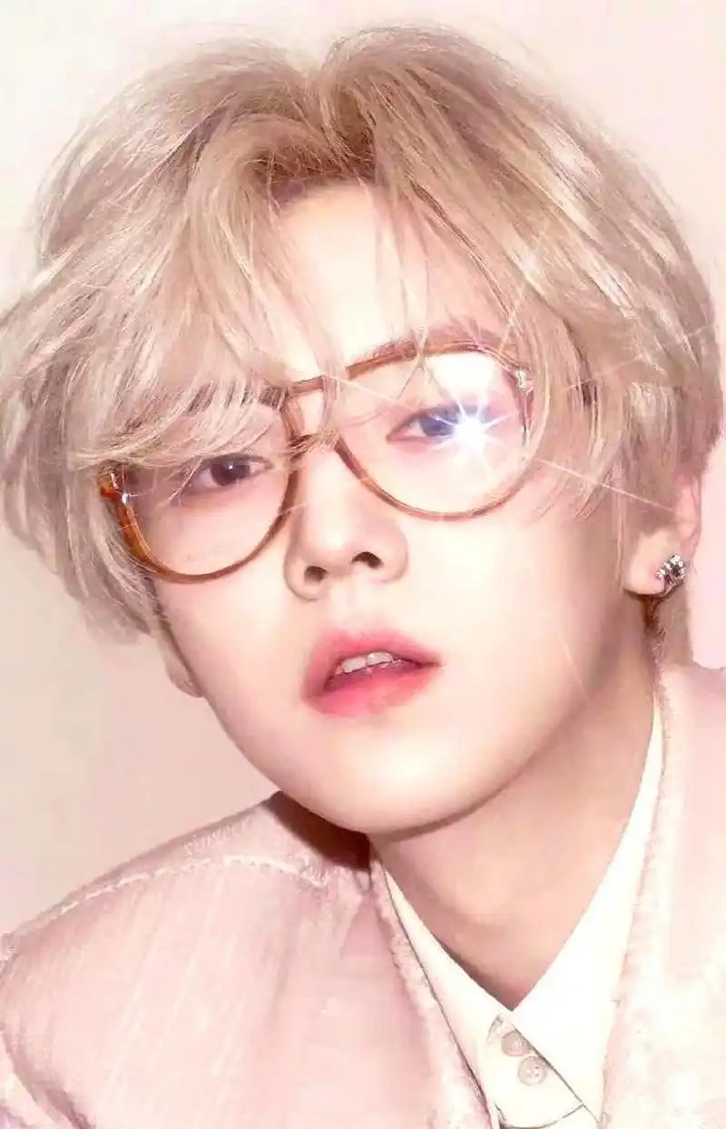 那个粉红色头发的男孩回来了吗?