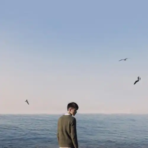 求一个坐着的男生背影的头像,面向大海的!跪求图片!