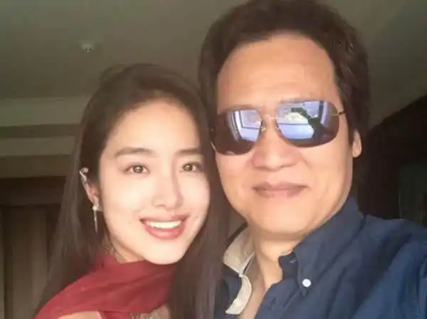 原创刘亦菲被干爹搂腰照曝光,刘金飞澄清是教父,网友搬出更多证据?