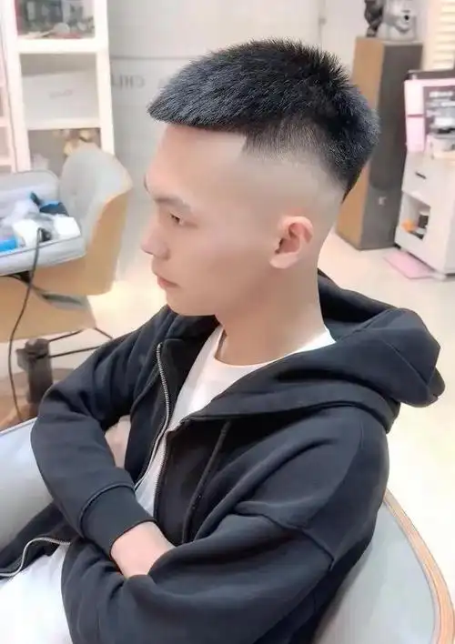 男生的头发,剪得越短就越帅气,特别是两边掏空的发型,更显帅气精神.