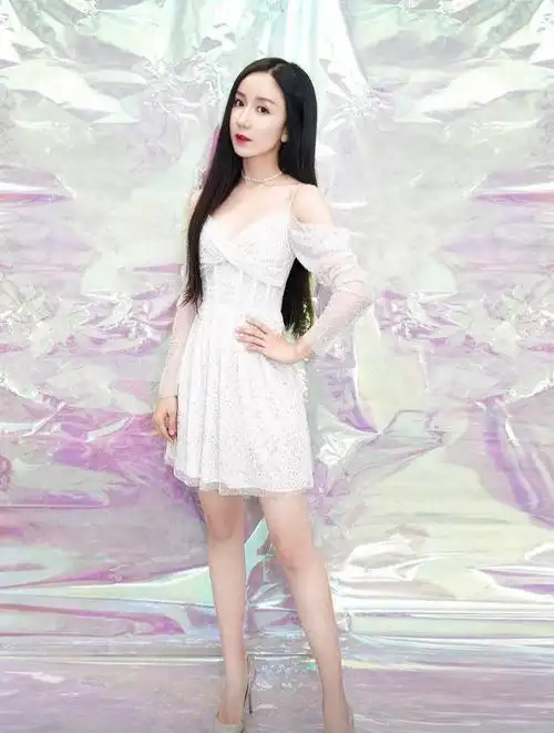 娄艺潇好丰满穿白色吊带露肩裙这身材爱情公寓女主里少见