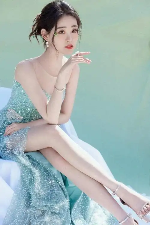 祝绪丹浅绿色开叉长裙