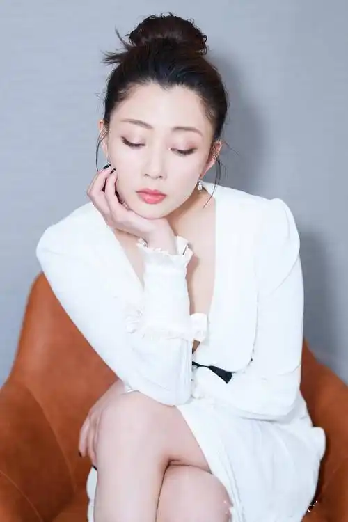 殷桃是一个川妹子,非常的有气质,她如今41岁了,依然孤身一人_身材
