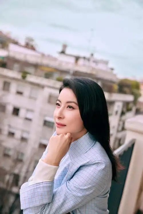 42岁郭晶晶亮相米兰时装周,优雅大气不摆高架子,用英文侃侃而谈