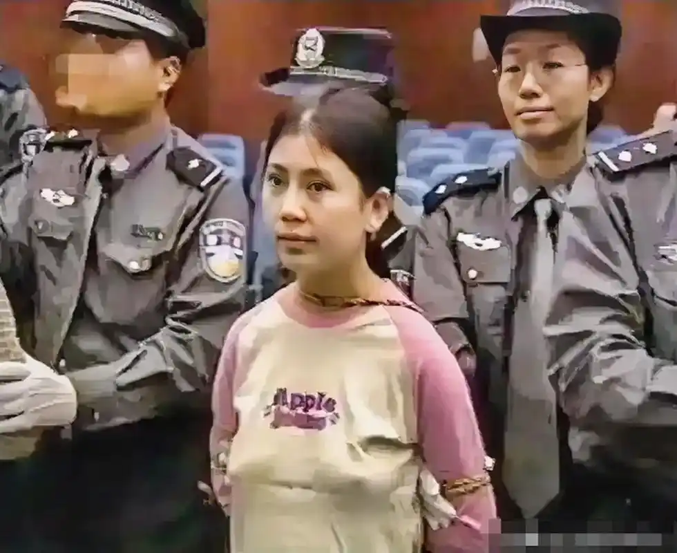 2003年,杀人犯被执行死刑前的一张照片,照片中的女罪犯身材苗条长相