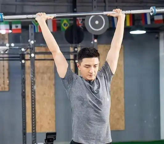 金瀚不愧是军人世家,穿背心大秀手臂肌肉,硬汉形象一目了然