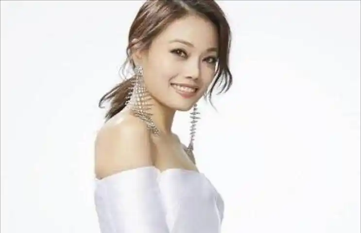 在和容祖儿和郑希怡一起吃饭的瑟吉欧洁癖,指着桌子上的一盘春卷说,谁