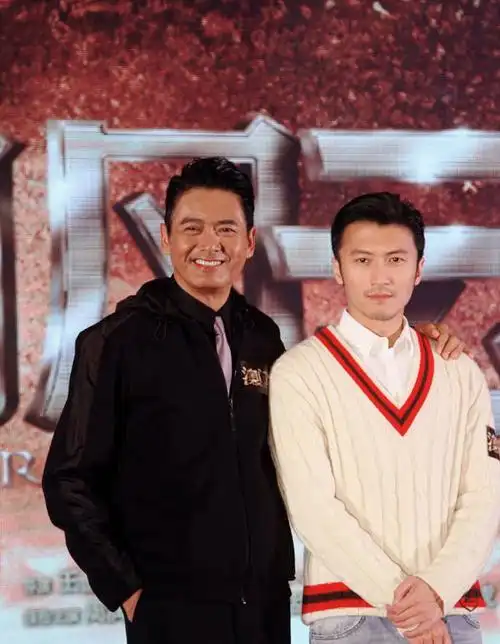 谢霆锋晒和周润发合照