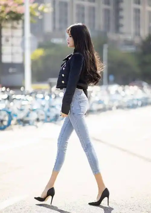这就是传说中的"竹竿"身材吧,紧身牛仔裤穿搭比筷子腿还细,太时尚!