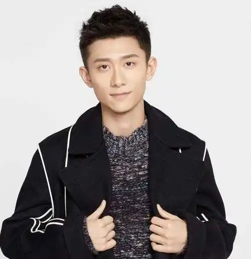 28岁张一山演《局中人》娃娃脸太跳戏,和46岁潘粤明飙戏毫不逊色_沈放