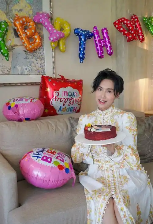 48岁朱茵晒生日照精心打扮难掩脸上皱纹网友优雅老去真美