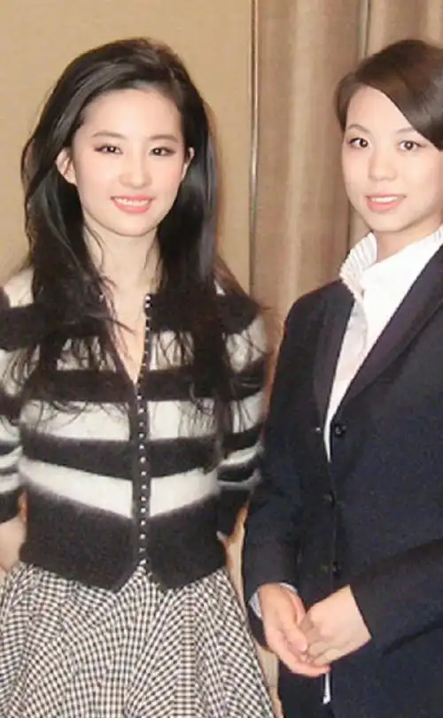 刘亦菲在合照这方面真的没输过