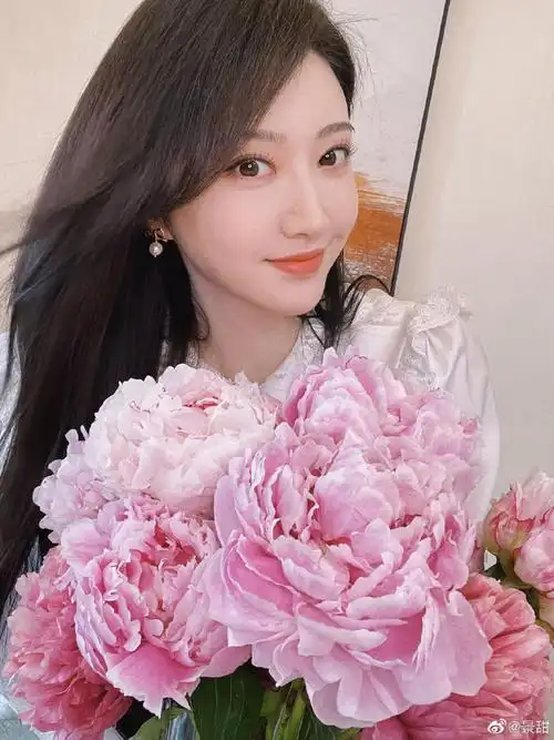 景甜最新美照曝光 手捧鲜花甜美可人