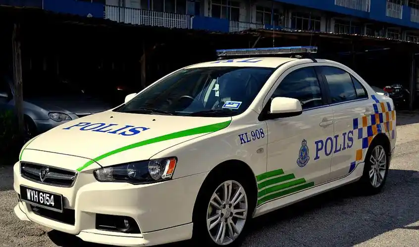 看看polis di raja malaysia 都用什么车来当警车吧